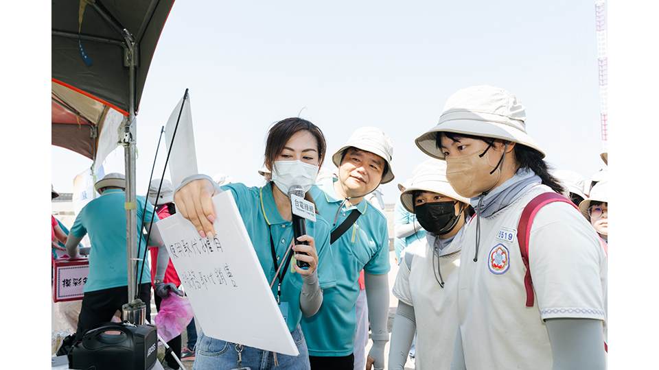 台電綠網教育宣導攤位寓教於樂，讓參與者透過有趣的方式學習電力與生態知識。